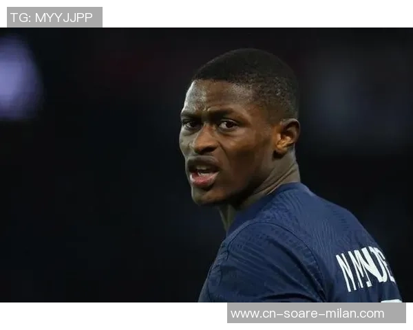 曼联小将阿马斯：努诺-门德斯可能是世一左，我会仿照他踢球